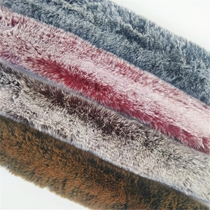 Vue détaillée de quatre sangles en fausse fourrure bleue, rouge, crème et marron doux