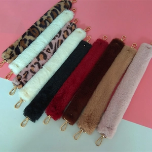 Détails de huit bandoulières en fausse fourrure colorée avec fermoirs mousquetons dorés
