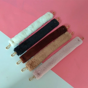 Bandoulière en fausse fourrure pelucheuse en cinq couleurs avec boucles dorées en métal