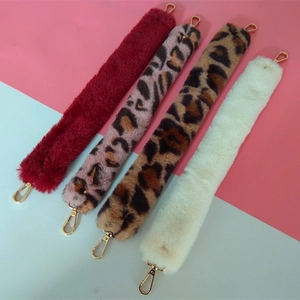 Bandoulières en fausse fourrure pelucheuse avec imprimé léopard et fermoirs dorés en métal