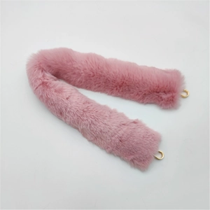 Bandoulière en fausse fourrure rose avec anneaux dorés pour sacs à main d'hiver