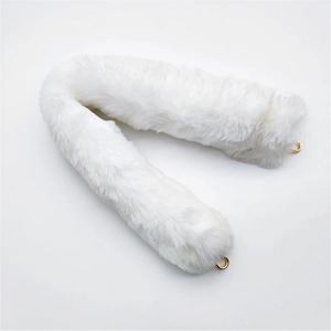 Bandoulière en fausse fourrure blanche avec boucles dorées sur un fond blanc propre
