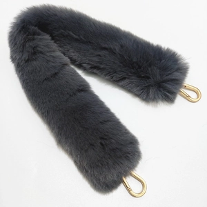 Détail de la bandoulière en fausse fourrure gris foncé avec mousquetons en métal doré