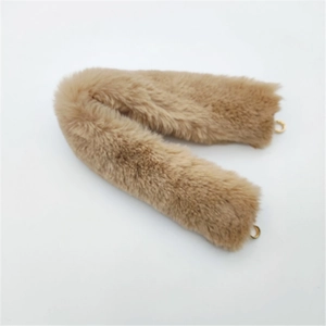 Détail d'une bandoulière en fausse fourrure marron avec anneaux dorés pour sacs à main d'hiver