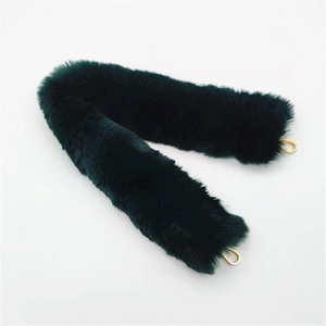 Détail de la bandoulière en fausse fourrure vert foncé avec crochets dorés