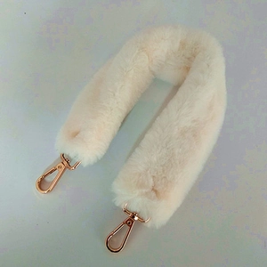 Détail de la bandoulière en peluche avec fermoirs mousquetons en métal or rose