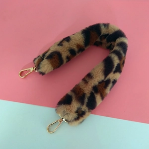 Détail de la bandoulière en fausse fourrure léopard avec mousquetons dorés rotatifs