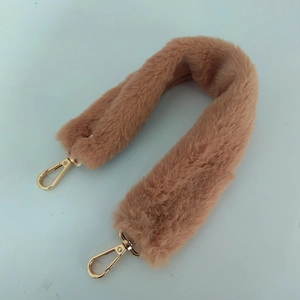 Bandoulière en fausse fourrure pelucheuse marron clair avec crochets dorés
