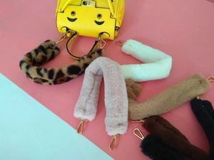 Plusieurs bandoulières de sac en fausse fourrure colorée avec des fermoirs dorés élégants