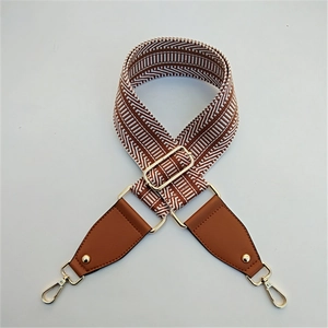 Bandoulière large réglable avec tissage géométrique marron et boucles dorées chic