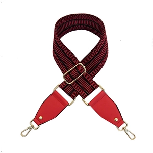 Bandoulière large tissée rouge et noire style ethnique avec crochets en métal doré