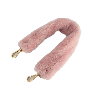 Bandoulière en fausse fourrure rose doux avec mousquetons dorés pour sacs à main