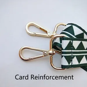 Bandoulière large réglable avec motif géométrique vert et mousquetons dorés brillants