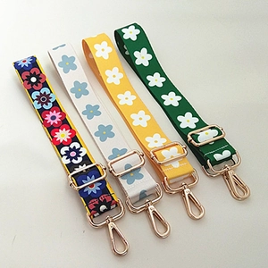 Détail de quatre bandoulières réglables à motifs floraux avec garnitures dorées