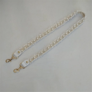 Elegante tracolla in perle intrecciate con pizzo e ganci dorati per borse a tracolla