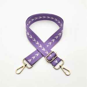 Détail de la bandoulière ethnique violette avec motifs chevrons et fermoirs dorés
