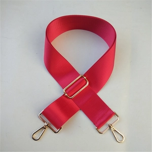 Dettaglio tracolla regolabile in nylon rosa con fibbie in metallo dorato lucido