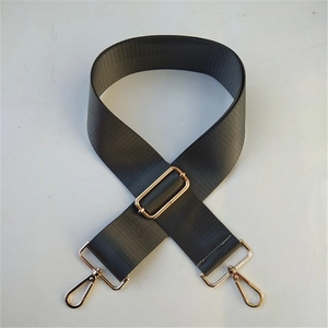Vista dettagliata della tracolla in nylon nero con ganci in metallo dorato lucido