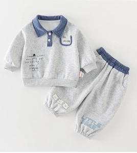 Vue détaillée à plat de l'ensemble de sport pour bébé avec col polo et motif ours