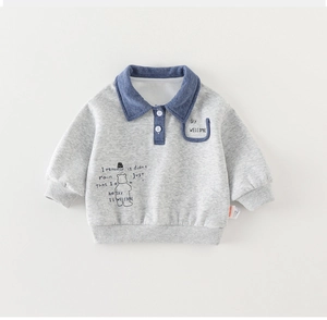 Détail du sweat-shirt polo gris pour bébé avec col en jean bleu et imprimé ours