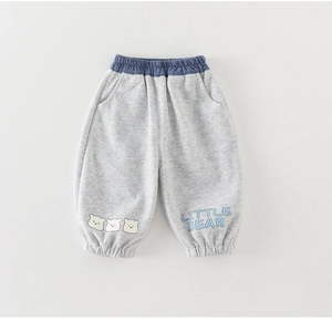 Détail d'un jogging gris pour bébé avec taille élastique et motifs d'oursons