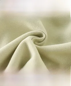 Gros plan du tissu en maille vert clair montrant une texture douce et respirante