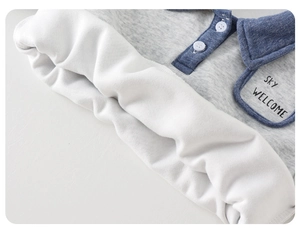 Détail de la doublure polaire chaude et du col polo côtelé avec boutons pour bébé