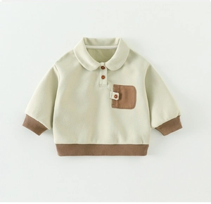 Détail du sweat polo pour bébé garçon avec poignets marron et poche boutonnée