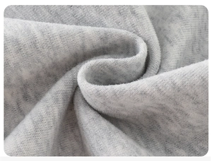 Gros plan détaillé du tissu polaire gris doux pour l'ensemble d'automne de bébé