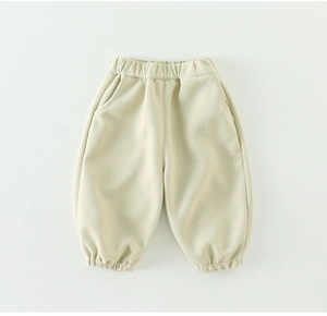 Détail du pantalon de jogging vert sauge pour bébé avec taille et poignets élastiques