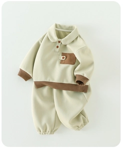 Vue détaillée d'un ensemble en coton pour bébé avec polo et pantalon vert sauge