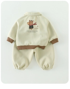 Gros plan d'un ensemble en molleton beige pour enfant avec imprimé ours mignon au dos du haut