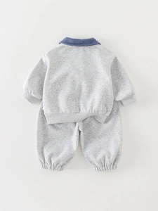 Vue arrière de l'ensemble bébé gris 2 pièces avec sweat et pantalon