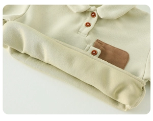 Détail de la doublure en polaire épaisse et du tissu vert doux du polo pour garçons