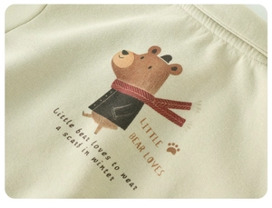 Détail du tissu en coton vert clair avec imprimé ours mignon et coutures de précision