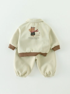 Ensemble d'automne deux pièces pour bébé avec veste beige et motif d'ours au dos