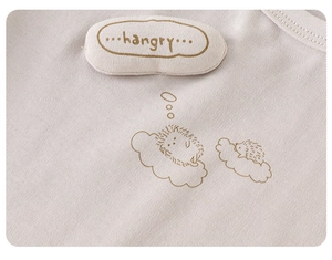 Détail d'un t-shirt enfant en coton avec écusson hérisson et imprimé texte hangry