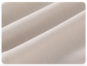 Gros plan du tricot en coton beige avec des finitions de couture à double aiguille