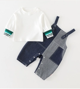 Détails de salopette en jean pour bébé avec boutons-pression et chemise en coton rayée