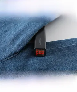 Dettaglio macro del tessuto denim blu che mostra trama fitta e risultati del test di sicurezza