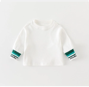 Détail du sweat en coton pour bébé avec poignets rayés et boutons à l'épaule
