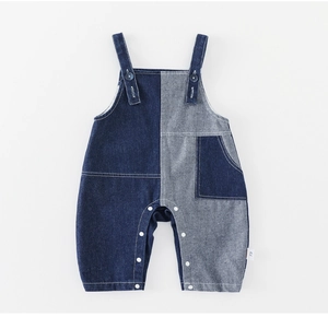 Détails d'une salopette en jean pour bébé avec boutons et boutons-pression à l'entrejambe