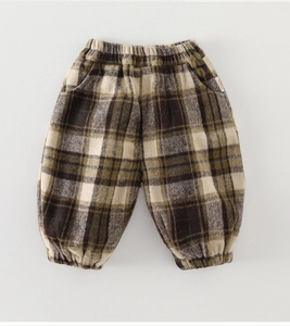 Détail d'un pantalon vintage à carreaux pour enfants avec taille élastique et tissu brossé