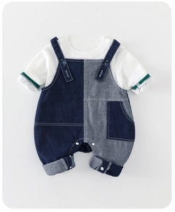 Détail d'un ensemble bébé avec salopette en jean patchwork et t-shirt à manches rayées