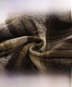 Détail macro du tissu en flanelle épaisse et douce à carreaux marron et gris