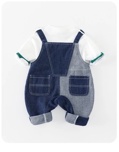 Détail de l'ensemble salopette en jean bébé avec design patchwork et haut blanc à manches longues