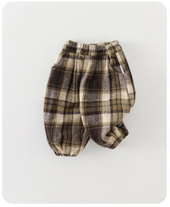 Détail du pantalon vintage à carreaux pour enfants avec taille élastique et poche latérale