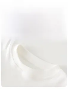 Gros plan du t-shirt blanc en coton avec col rond renforcé et coutures de précision