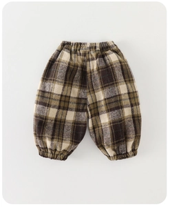 Détail d'un pantalon à carreaux pour enfants avec taille élastique et flanelle