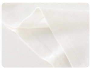 Vue macro des coutures d'ourlet et de la texture douce du coton du t-shirt blanc pour bébé